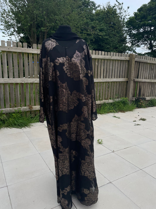An closed Fransawi Dress in Black