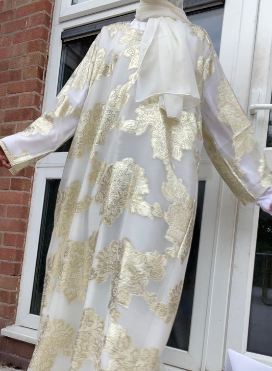 A closed Fransawi Dress in White