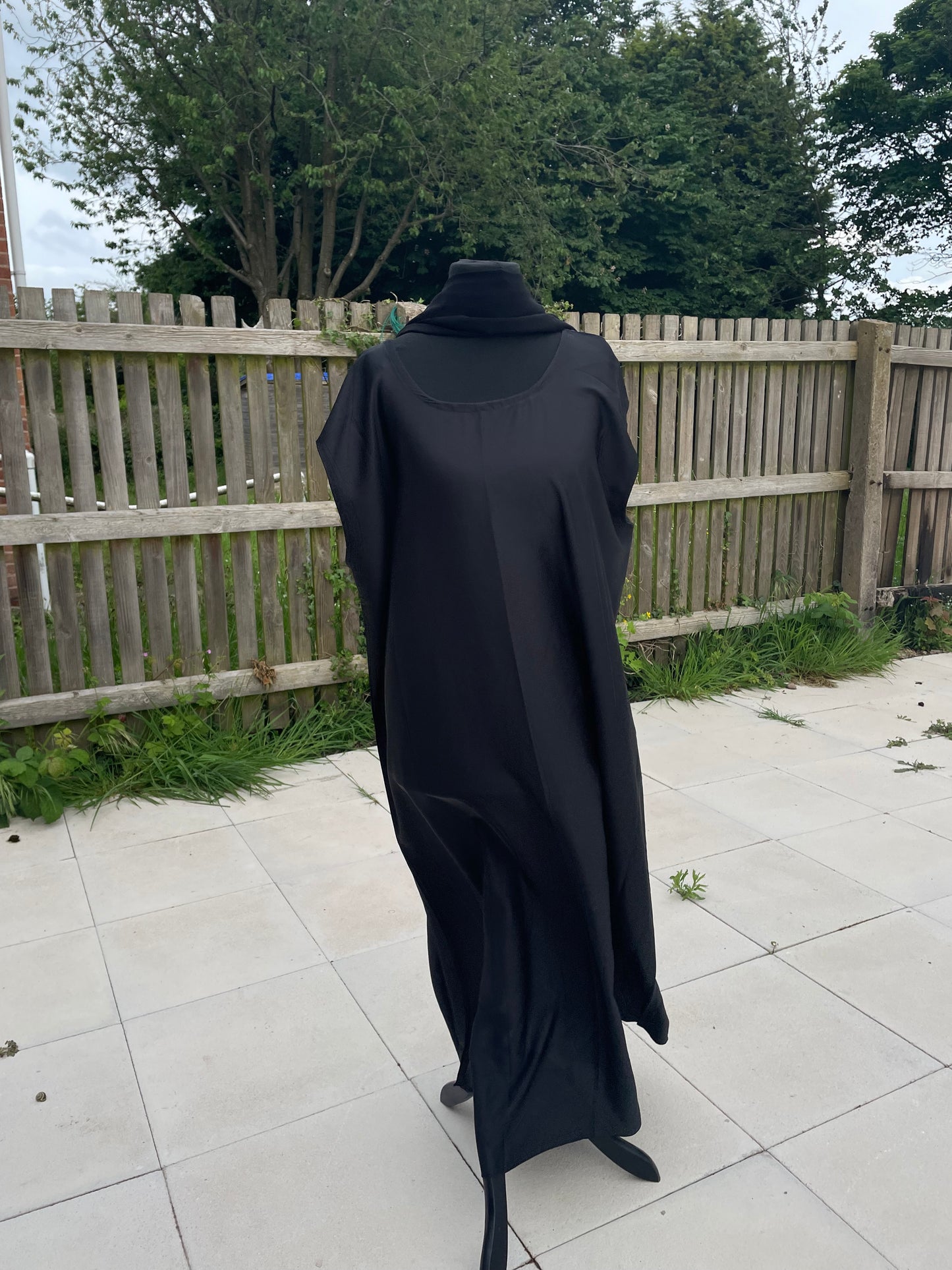 An closed Fransawi Dress in Black