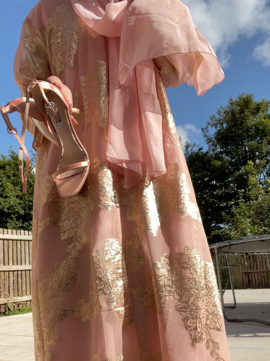 A closed Fransawi Dress in Pink